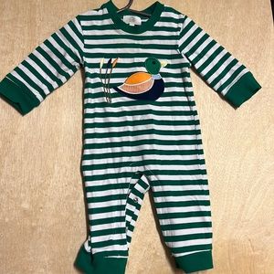 Honeydew onesie with embroidered duck. Excellent used condition. Size 6M.